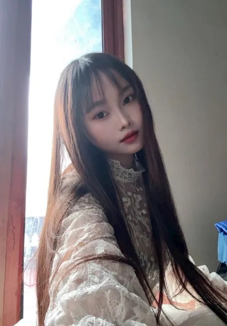 Luna from Vietnam on a Camsurf random video chat
